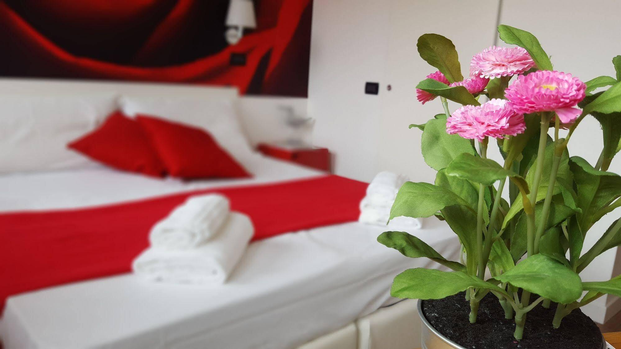 Lake Garda Hostel ซาโล ภายนอก รูปภาพ